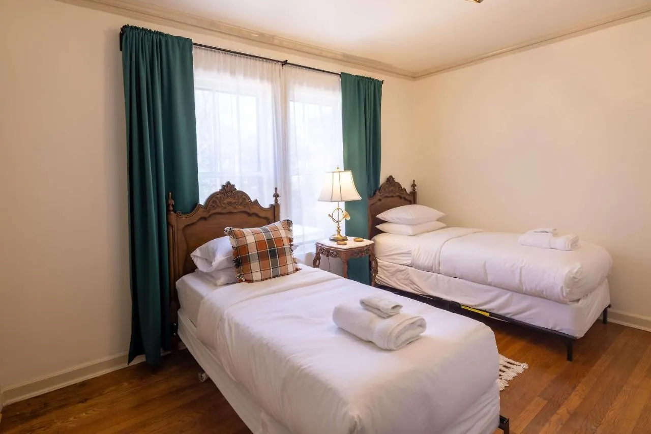 Heated Poolhistoric Tudor Homecrestmere Estate Memphis Holiday home