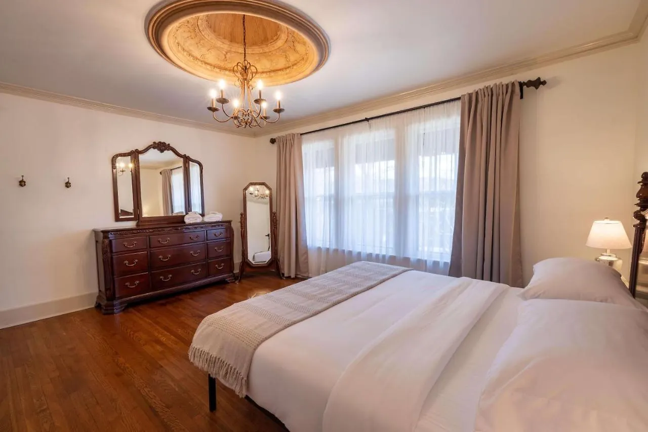 Heated Poolhistoric Tudor Homecrestmere Estate Memphis Holiday home