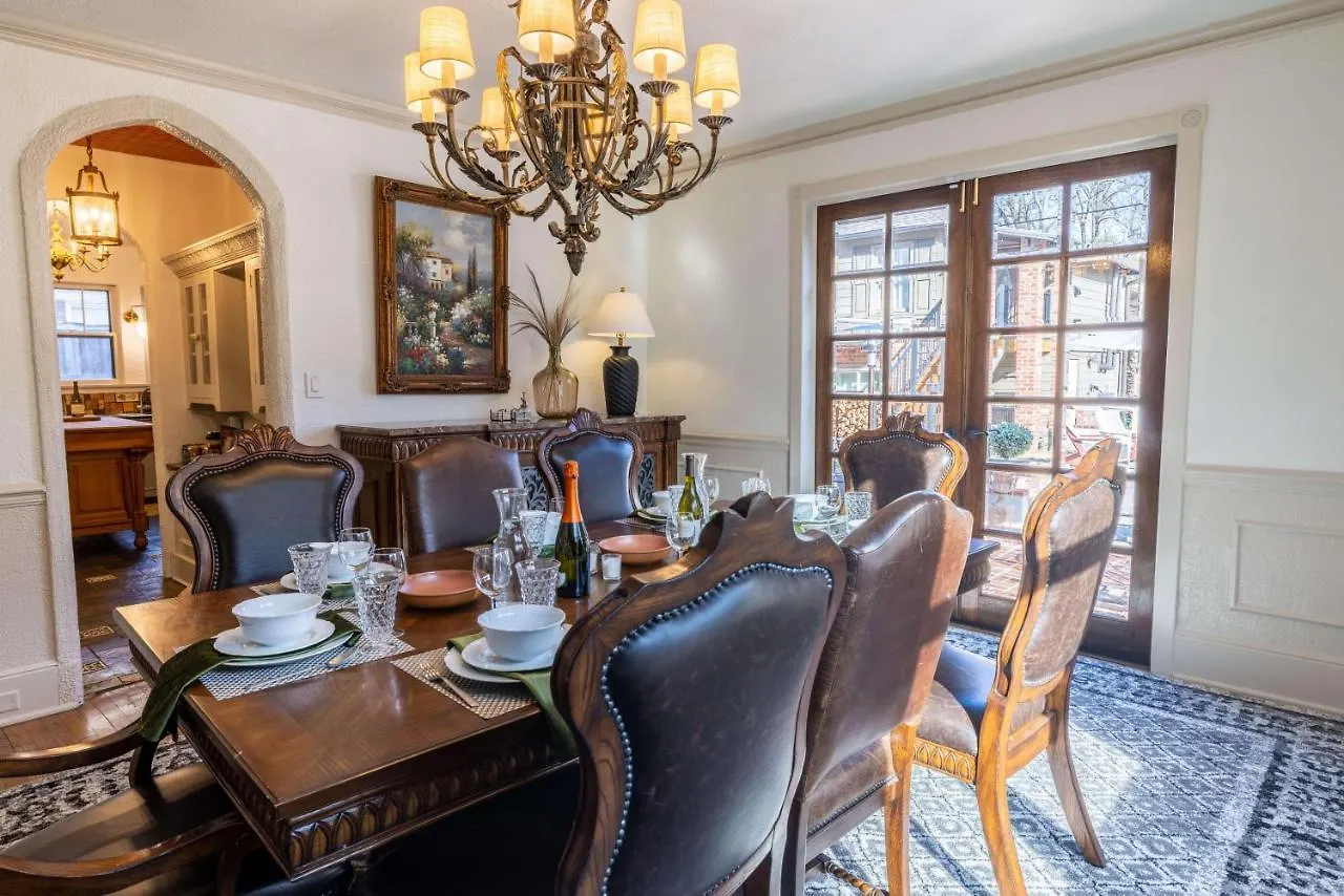 Heated Poolhistoric Tudor Homecrestmere Estate Memphis Holiday home