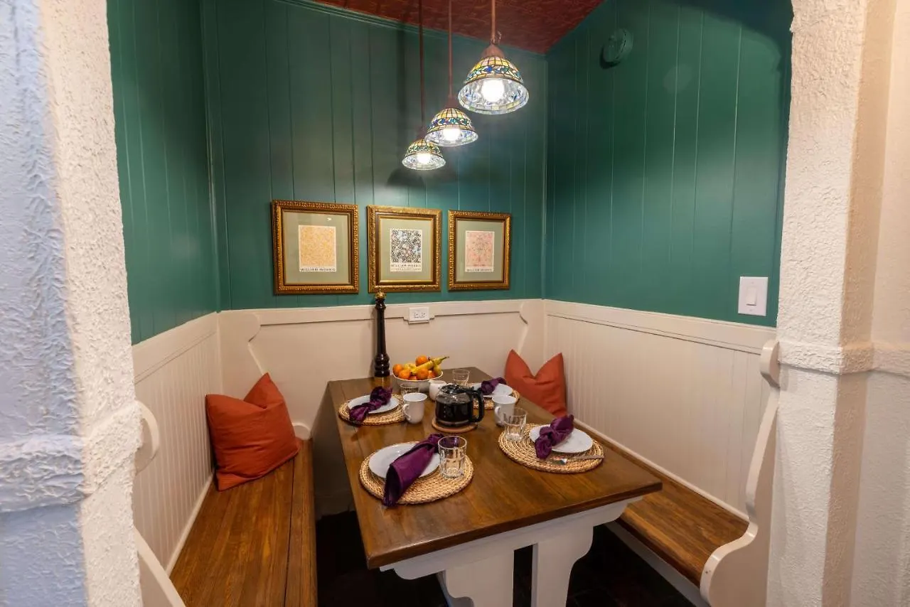 Holiday home Heated Poolhistoric Tudor Homecrestmere Estate Memphis