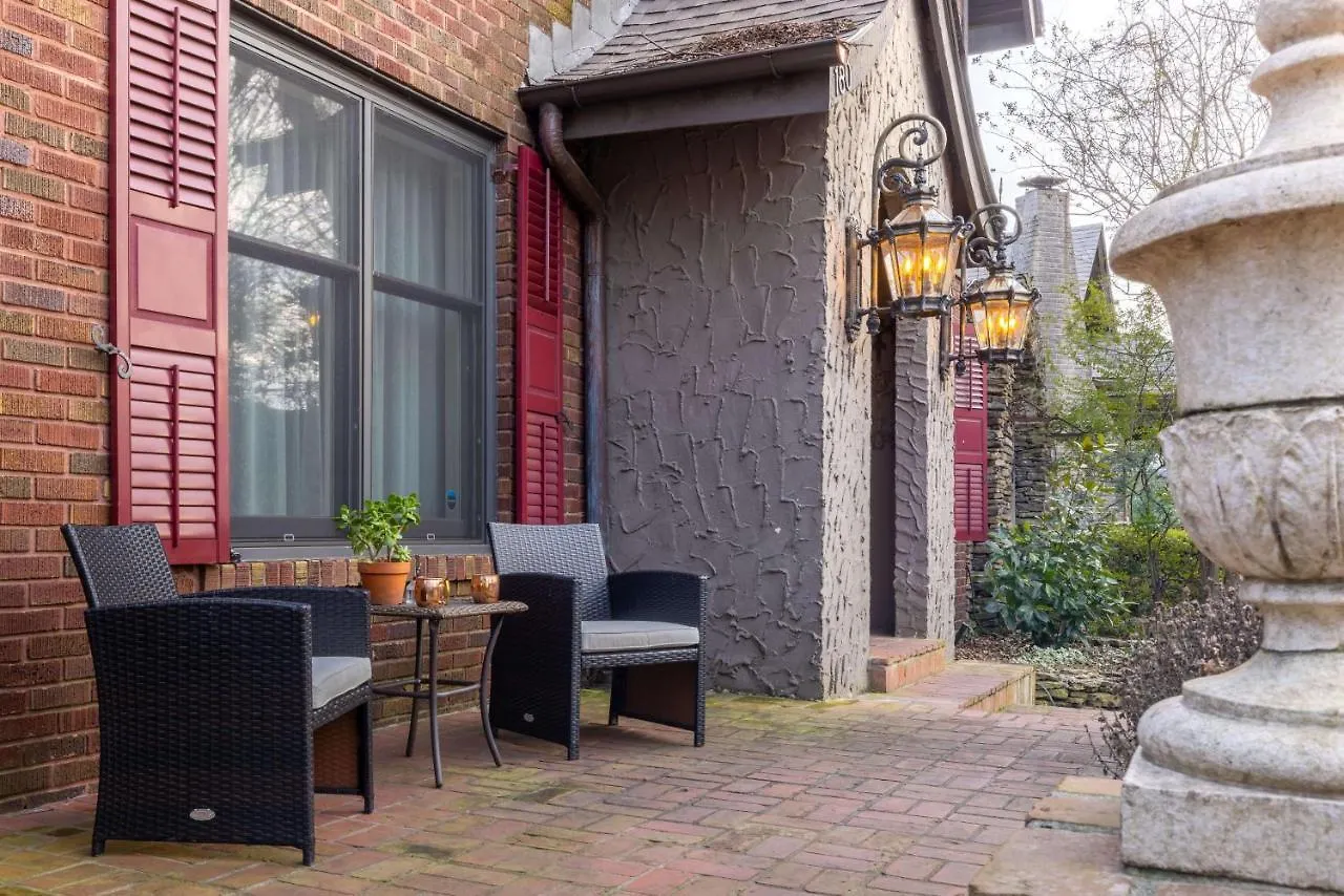 Holiday home Heated Poolhistoric Tudor Homecrestmere Estate Memphis