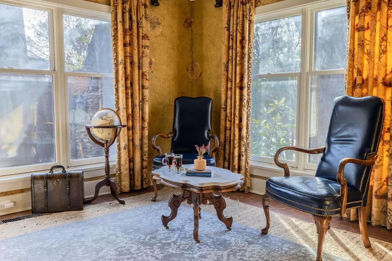 Holiday home Heated Poolhistoric Tudor Homecrestmere Estate Memphis