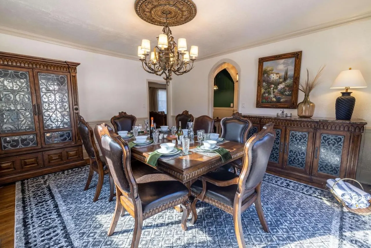 Holiday home Heated Poolhistoric Tudor Homecrestmere Estate Memphis
