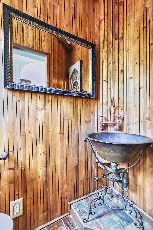 Heated Poolhistoric Tudor Homecrestmere Estate Memphis Holiday home